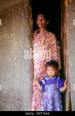 Madre e figlio Jenu Kurumba Tribal a Nagarahole, Karnataka, India del Sud, India, Asia Foto Stock