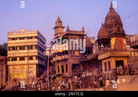 Il Ghat più sacra cremazione di Manikarnika Mahashamshan a Varanasi Benaras, Utttar Pradesh, India, Asia Foto Stock