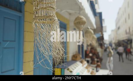 Belle strade strette della Grecia. Azione. Elementi decorativi appesi e ondeggianti al vento Foto Stock