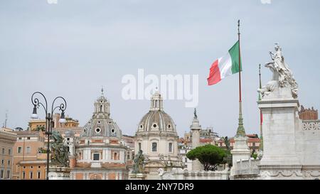 Città italiana in una giornata estiva. Azione. Architettura di una vecchia città europea, vecchi edifici e templi Foto Stock