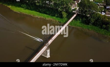 Il ponte sul fiume. Fermo. Traffico auto sul ponte, eew dalla cima Foto Stock