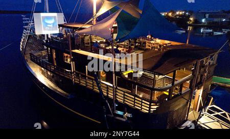 Ristorante nave manta ray (Manta) Ray Bay Resort, antico spazzatura, Colonia, Yap, Stati Federati di Micronesia, Oceania Foto Stock