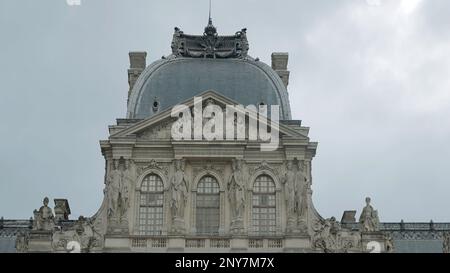 Vista dal basso angolo di uno splendido edificio con tetto a forma rotonda e statue. Azione. Concetto di architettura Foto Stock