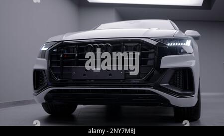 Praga, Repubblica Ceca: 14 settembre 2022: Audi bianca ad una fiera automobilistica. Azione. Vista frontale di una nuova vettura di lusso Foto Stock