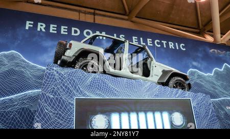 Jeep grigio Rubicon in mostra. Folle che guardano i nuovi modelli di auto a Auto show. National Canadian Auto Show con molte marche di auto. Toronto, CANADA Foto Stock