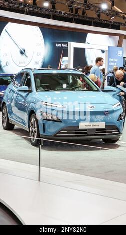 Vista dell'auto elettrica Hyundai Kona blu in esposizione. Verticale. Folle che guardano i nuovi modelli di auto a Auto show. National Canadian Auto Show con molte auto Foto Stock