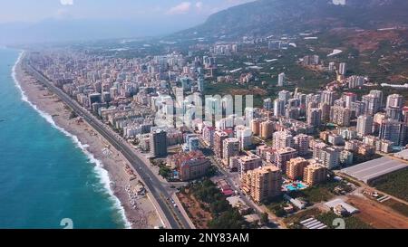 Vista aerea di una piccola città meridionale situata sul mare. Fermo. Pera di mare e acqua turchese, verde città e colline Foto Stock