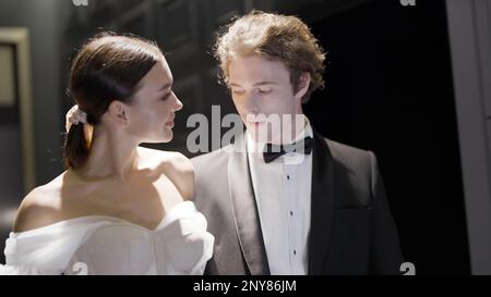 Bella sposa premurosa e bruno il giorno del loro matrimonio. Azione. Ritratto di sposi novelli felici Foto Stock