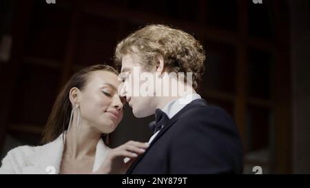 Bella sposa premurosa e bruno il giorno del loro matrimonio. Azione. Ritratto di sposi novelli felici Foto Stock