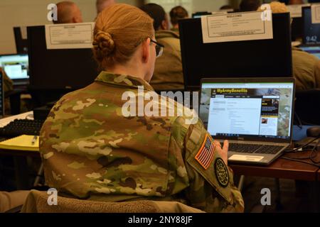 FORTE BELVOIR, Va. – Gli Army Retirement Services Officers (RSO) con la Guardia Nazionale dell'Armata hanno seguito un corso di certificazione qui dal 13 al 17 febbraio. Gli argomenti trattati includono tutto, dalla retribuzione ritirata al sito Web MyArmyBenefits, al piano di previdenza Survivor e al calcolo dei punti di previdenza militari. Foto Stock