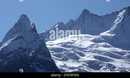 Paesaggio montano fiabesco, coperto da ghiaccio e neve, vette alpine affilate. Creativo. Inverno selvaggio incontaminato inaccessibile natura Foto Stock