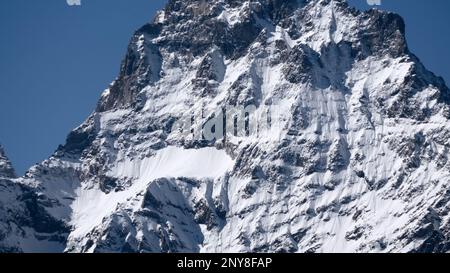 Paesaggio montano fiabesco, coperto da ghiaccio e neve, vette alpine affilate. Creativo. Inverno selvaggio incontaminato inaccessibile natura Foto Stock