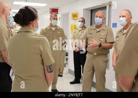 Bruce Gillingham parla del futuro della Medicina della Marina con i corpsmen della Clinica sanitaria navale Patuxent River durante una visita il 31 gennaio 2021. Jeremy Hawker (a sinistra) e Direttore del corpo ospedaliero, il Maestro della forza, Michael Roberts (a destra), è affiancato dal comandante della clinica. Foto Stock