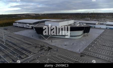 Vista aerea di uno straordinario edificio con facciata in vetro. Riprese in stock. Volando sopra il centro esposizioni o il centro affari Foto Stock