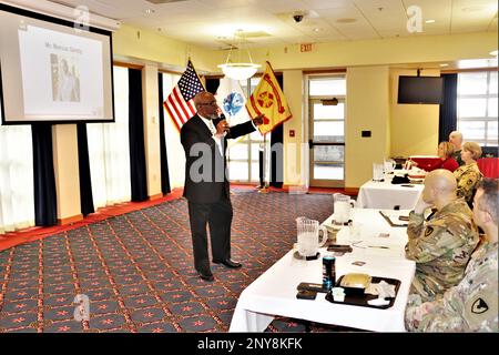 L'oratore Marcus Gentry presenta Martin Luther King Jr. Il 19 gennaio 2023 al McCoy's Community Center for the 2023 Fort McCoy, Wisconsin, Martin Luther King Jr Osservanza del giorno. Il gentry ha dato una presentazione eccellente circa molte cose che rappresentano la memoria, la storia e il significato della vita di MLK Jr. Gentry è il fondatore della RESPECT Academy. È innovatore, relatore e consulente. Secondo il suo sito web, www.marcusgentry.com, la RESPECT Academy è “un’organizzazione di servizi web-based che utilizza il metodo socratico dell’insegnamento, del coaching e dell’empowerment creativo st Foto Stock