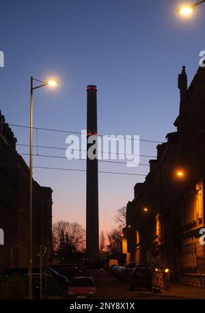 Lipsia, Germania. 02nd Mar, 2023. Una ciminiera dismessa nel sud della città. La struttura alta 170 metri è prevista per il 2023. Credit: Sebastian Willnow/dpa/Alamy Live News Foto Stock