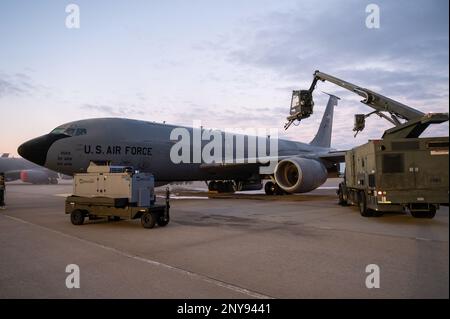 Airman 1st Class Aaron Anderson (destra), 22nd Aircraft Maintenance Squadron Crew Chief, e Senior Airman Nicholas Handy (sinistra), 22nd sistemi di comunicazione, contromisura e navigazione AMXS journeyman, de-ices a KC-135 Stratotanker con un camion de-Igling alla base aeronautica McConnell, Kansas, 26 gennaio 2023. Gli airman spruzzano sull'aeromobile prodotti chimici che rimuovono il ghiaccio e impediscono la formazione di ghiaccio durante il volo per garantire il libero movimento di tutte le parti. Foto Stock