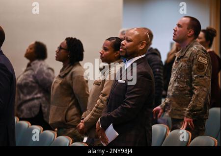 I membri del Team Kirtland ascoltano un discorso durante il Martin Luther King Jr. Celebrazione del giorno alla base dell'aeronautica militare di Kirtland, New Mexico, 17 gennaio 2023. La celebrazione ha incluso un discorso di la fonda Bowens-Woodard, ospite dell'ufficio del New Mexico dello sperimentatore medico. Foto Stock