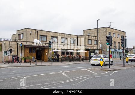 Bath, Regno Unito - 3 settembre 2022: Vista della casa pubblica Bear Inn nel quartiere Bear Flat di Bath, Somerset in una giornata estiva. Foto Stock