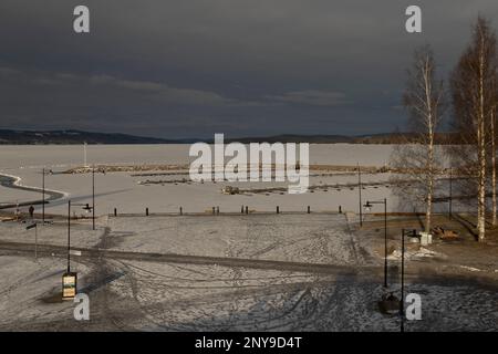Mattina presto con vista sul lago Väsman nel comune di Ludvika in Svezia Foto Stock