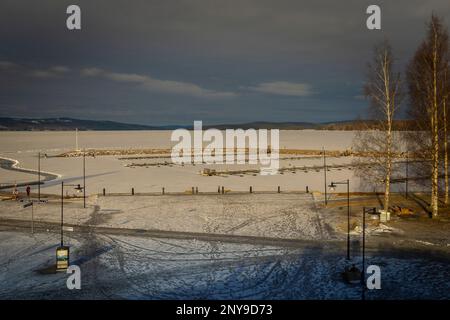 Mattina presto con vista sul lago Väsman nel comune di Ludvika in Svezia Foto Stock