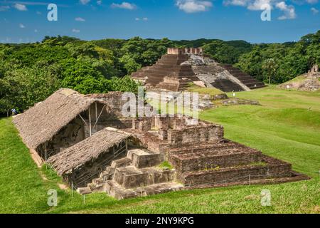 Templo VI in primo piano, Templo i in lontananza, rovine Maya al sito archeologico di Comalcalco, Stato di Tabasco, Messico Foto Stock