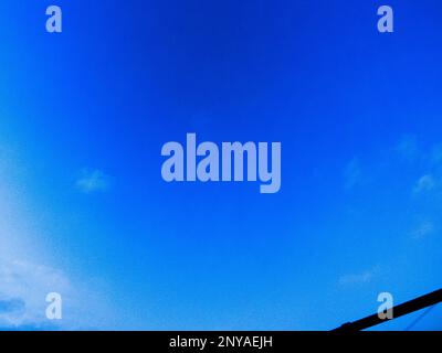 Sheerness, Kent, Regno Unito. 2nd Mar, 2023. Il lancio della NASA SpaceX Crew 6 (linea bianca) visto nel cielo mattutino sopra Sheerness, Kent. Credit: James Bell/Alamy Live News Foto Stock