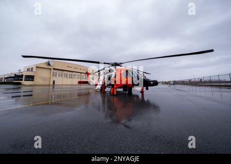 I membri dell'equipaggio della Coast Guard Air Station Astoria preparano un elicottero MH-60 Jayhawk alla Coast Guard Air Station di San Francisco prima di una missione di sorvolo verso il fiume russo il 11 gennaio 2023. STATI UNITI Gli equipaggi della Guardia Costiera si sono schierati nella zona della Baia di San Francisco da tutta la costa occidentale in risposta alle recenti alluvioni. Foto Stock