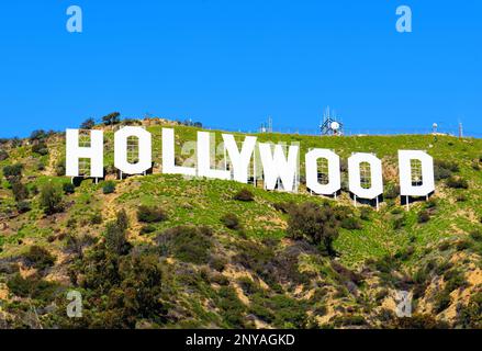 LOS ANGELES, CALIFORNIA - 17 GENNAIO 2023: Hollywood Sign close-up su sfondo cielo blu Foto Stock