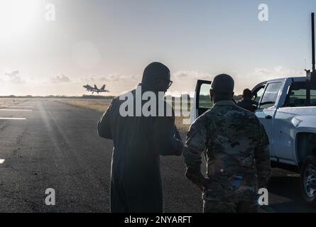 Paul Lopez, comandante del 19th Fighter Squadron, parla con il Capo Maestro Sgt. Anthony Thompson Jr., capo comando 15th Wing, durante una dimostrazione F-22 Raptor alla base congiunta Pearl Harbor-Hickam, Hawaii, 24 gennaio 2023. La 19th FS è composta da Airmen che lavorano come parte di una squadra di forza totale insieme allo Squadrone Fighter 199th della Guardia Nazionale dell'Hawaii Air. Foto Stock