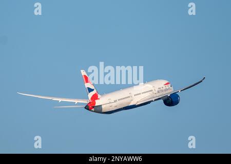 HEATHROW, LONDRA, REGNO UNITO - 13 febbraio 2021: Airbus A319-131 G-EUOE della British Airways decollo dall'aeroporto internazionale di Heathrow. Foto Stock