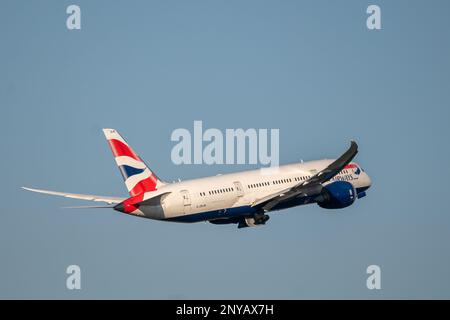 HEATHROW, LONDRA, REGNO UNITO - 13 febbraio 2021: Airbus A319-131 G-EUOE della British Airways decollo dall'aeroporto internazionale di Heathrow. Foto Stock