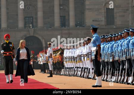 Nuova Delhi, Delhi, India. 2nd Mar, 2023. Il Premier italiano Giorgia Meloni ispeziona una guardia d'onore durante un ricevimento cerimoniale al Palazzo del Presidente Indiano a Nuova Delhi, India, 02 marzo 2023. (Credit Image: © Ravi Batra/ZUMA Press Wire) SOLO PER USO EDITORIALE! Non per USO commerciale! Credit: ZUMA Press, Inc./Alamy Live News Foto Stock