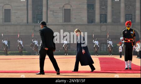 Nuova Delhi, Delhi, India. 2nd Mar, 2023. Il Premier italiano Giorgia Meloni torna dopo aver ispezionato una guardia d'onore durante un ricevimento cerimoniale al Palazzo del Presidente Indiano a Nuova Delhi, India, 02 marzo 2023. (Credit Image: © Ravi Batra/ZUMA Press Wire) SOLO PER USO EDITORIALE! Non per USO commerciale! Credit: ZUMA Press, Inc./Alamy Live News Foto Stock