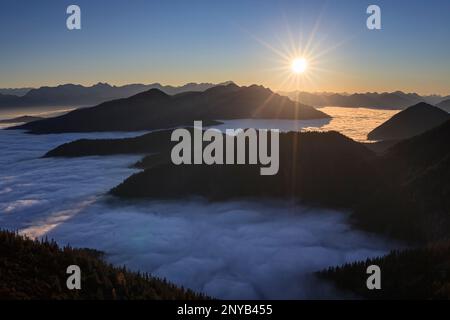 Vista da Herzogstand sulle montagne estere e Zugspitze sullo sfondo, Alpi bavaresi, Walchensee, Baviera, Alpi, Germania, Europa Foto Stock