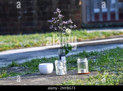 Brighton UK 2nd marzo 2023 - Fiori e candele lasciati dai residenti locali alla fine di Golf Drive a Brighton vicino a dove i resti di un bambino sono stati trovati nella ricerca del bambino scomparso di Costanza Marten e Mark Gordon . Una ricerca di polizia importante ha avuto luogo nel corso degli ultimi giorni per trovare il bambino dopo i genitori Costanza Marten e Mark Gordon sono stati arrestati a Brighton all'inizio della settimana : Credit Simon Dack / Alamy Live News Foto Stock