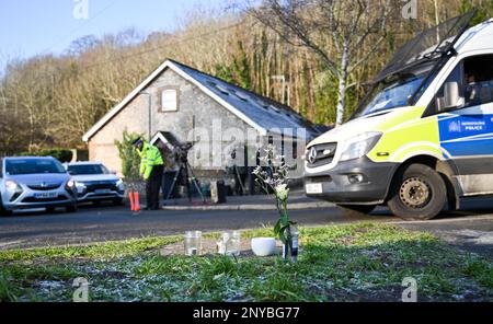 Brighton UK 2nd marzo 2023 - Fiori e candele lasciati dai residenti locali alla fine di Golf Drive a Brighton vicino a dove i resti di un bambino sono stati trovati nella ricerca del bambino scomparso di Costanza Marten e Mark Gordon . Una ricerca di polizia importante ha avuto luogo nel corso degli ultimi giorni per trovare il bambino dopo i genitori Costanza Marten e Mark Gordon sono stati arrestati a Brighton all'inizio della settimana : Credit Simon Dack / Alamy Live News Foto Stock