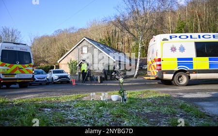 Brighton UK 2nd marzo 2023 - Fiori e candele lasciati dai residenti locali alla fine di Golf Drive a Brighton vicino a dove i resti di un bambino sono stati trovati nella ricerca del bambino scomparso di Costanza Marten e Mark Gordon . Una ricerca di polizia importante ha avuto luogo nel corso degli ultimi giorni per trovare il bambino dopo i genitori Costanza Marten e Mark Gordon sono stati arrestati a Brighton all'inizio della settimana : Credit Simon Dack / Alamy Live News Foto Stock