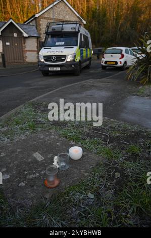 Brighton UK 2nd marzo 2023 - Fiori e candele lasciati dai residenti locali alla fine di Golf Drive a Brighton vicino a dove i resti di un bambino sono stati trovati nella ricerca del bambino scomparso di Costanza Marten e Mark Gordon . Una ricerca di polizia importante ha avuto luogo nel corso degli ultimi giorni per trovare il bambino dopo i genitori Costanza Marten e Mark Gordon sono stati arrestati a Brighton all'inizio della settimana : Credit Simon Dack / Alamy Live News Foto Stock