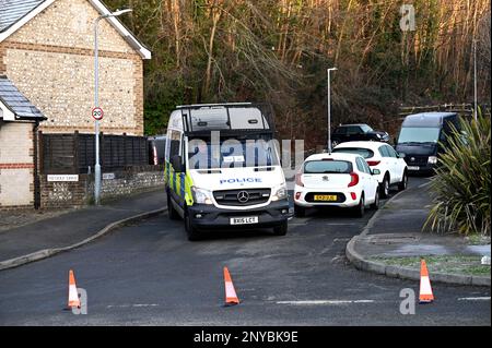 Brighton UK 2nd marzo 2023 - ufficiali di polizia alla fine di Golf Drive a Brighton vicino a dove i resti di un bambino sono stati trovati nella ricerca del bambino scomparso di Costanza Marten e Mark Gordon . Una ricerca di polizia importante ha avuto luogo nel corso degli ultimi giorni per trovare il bambino dopo i genitori Costanza Marten e Mark Gordon sono stati arrestati a Brighton all'inizio della settimana : Credit Simon Dack / Alamy Live News Foto Stock