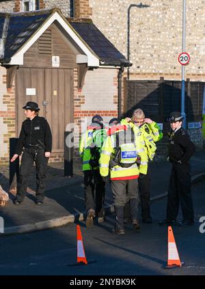 Brighton UK 2nd marzo 2023 - ufficiali di polizia e membri di squadre di ricerca alla fine di Golf Drive a Brighton vicino a dove i resti di un bambino sono stati trovati nella ricerca del bambino scomparso di Costanza Marten e Mark Gordon . Una ricerca di polizia importante ha avuto luogo nel corso degli ultimi giorni per trovare il bambino dopo i genitori Costanza Marten e Mark Gordon sono stati arrestati a Brighton all'inizio della settimana : Credit Simon Dack / Alamy Live News Foto Stock