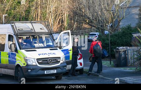 Brighton UK 2nd marzo 2023 - ufficiali di polizia alla fine di Golf Drive a Brighton vicino a dove i resti di un bambino sono stati trovati nella ricerca del bambino scomparso di Costanza Marten e Mark Gordon . Una ricerca di polizia importante ha avuto luogo nel corso degli ultimi giorni per trovare il bambino dopo i genitori Costanza Marten e Mark Gordon sono stati arrestati a Brighton all'inizio della settimana : Credit Simon Dack / Alamy Live News Foto Stock