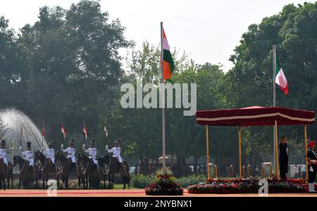 Nuova Delhi, Delhi, India. 2nd Mar, 2023. Il Premier italiano Giorgia Meloni ispeziona una guardia d'onore durante un ricevimento cerimoniale al Palazzo del Presidente Indiano a Nuova Delhi, India, 02 marzo 2023. (Credit Image: © Ravi Batra/ZUMA Press Wire) SOLO PER USO EDITORIALE! Non per USO commerciale! Credit: ZUMA Press, Inc./Alamy Live News Foto Stock