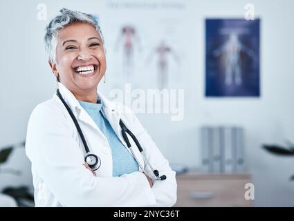 Felice, ritratto e donna anziana medico orgoglioso in ospedale, entusiasta e ridere per l'innovazione sanitaria. Viso, anziani e salute femminile sorriso esperto Foto Stock