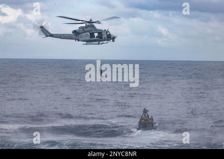 OCEANO INDIANO (29 GENNAIO 2023) – USA Marines con Marine Medium Tiltrotor Squadron (VMM) 362 (Rein.), 13th Marine Expeditionary Unit, sollevare un incidente simulato in una UH-1Y Venom durante la conduzione di formazione paranco, gennaio 29. Il 13th MEU è imbarcato sul Makin Island Amphibious Ready Group, composto da nave d'assalto anfibio USS Makin Island (LHD 8) e da navi portuali da trasporto anfibie USS John P. Murtha (LPD 26) e USS Anchorage (LPD 23), e operante nell'area operativa della flotta degli Stati Uniti 7th. 7th Fleet è la flotta statunitense La flotta numerata più grande della Marina, distribuita in avanti, interagisce regolarmente con un Foto Stock