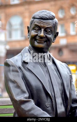 Una statua in Leicester Square, Londra, raffigurante il signor Bean la creazione comica dell'attore Rowan Atkinson. Foto Stock