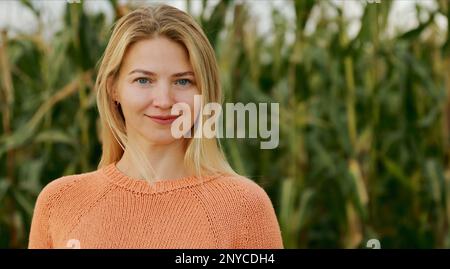 Ritratto di giovane donna ragazza felice caucasica pretty. Concetto di stile di vita sano. Calma e tranquillità. Yoga concetto Lifestyle. Salute mentale Foto Stock