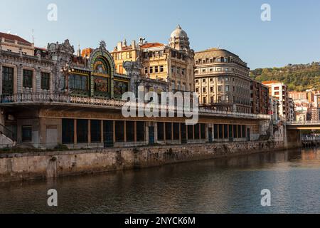 Bilbao, Spagna - 02 agosto 2022: Vista della stazione ferroviaria la Concordia vicino al fiume Nervion e. Foto Stock