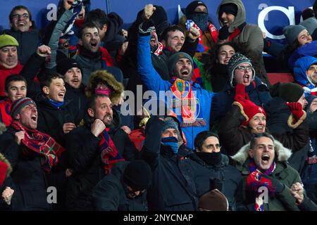 Pamplona, Spagna. 1st marzo 2023. Sport. Calcio/Calcio. Spettatori negli stand dello stadio El Sadar durante la prima partita di calcio della semifinale della Copa del Rey tra CA Osasuna e Athletic Club a Pamplona (Spagna) il 1 marzo 2023. Credit: Iñigo Alzugaray/Alamy Live News Foto Stock