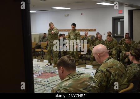 I membri del 1-120th Field Artillery Regiment, Wisconsin Army National Guard, tengono una prova di assistenza antincendio durante il Northern Strike 23-1, 21 gennaio 2023, a Camp Grayling, Michigan. Northern Strike è un esercizio sponsorizzato dalla Guardia Nazionale dell'Esercito che è un produttore di preparazione personalizzabile, scalabile e conveniente, tenuto due volte all'anno presso il National All-Domain Warfighting Center nel Michigan settentrionale Foto Stock